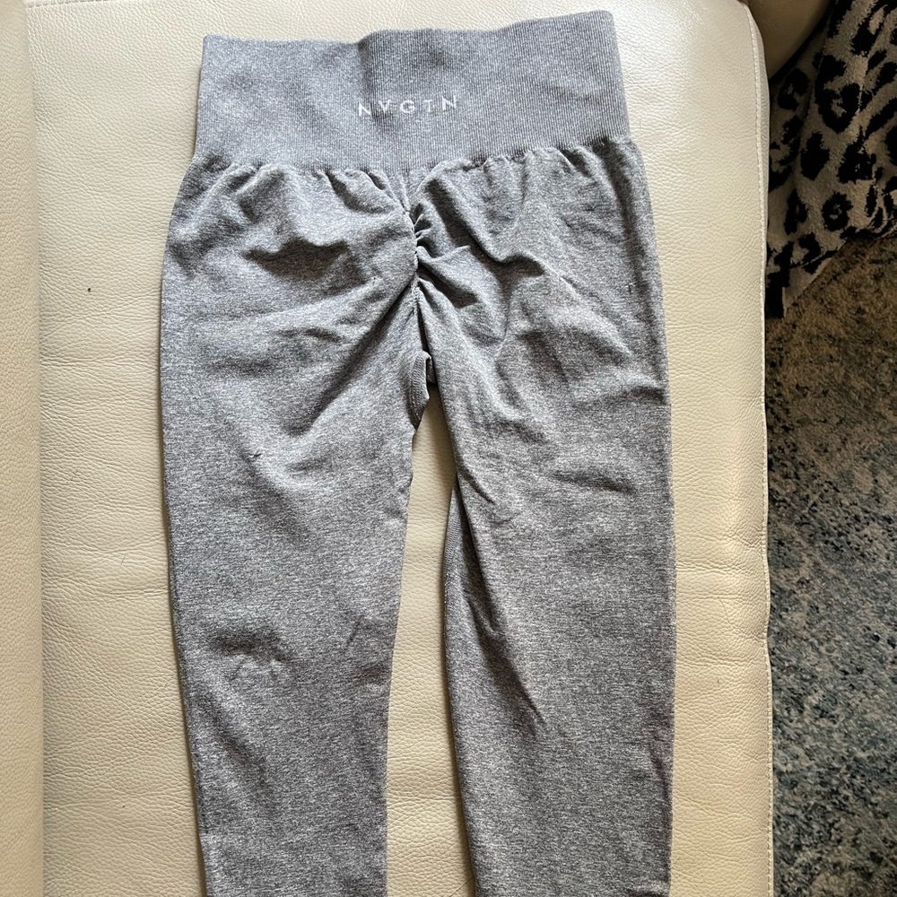 NVGTN grey scrunch butt leggings